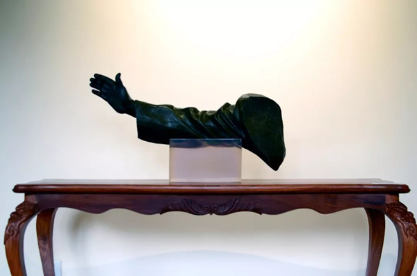 衣纹研究-右手，铸青铜，82x26x40cm，2003