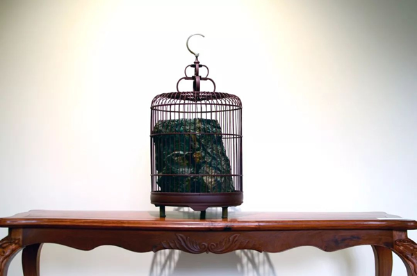 沉积的记忆，直径37cm，高70cm，竹鸟笼与岩石，1992