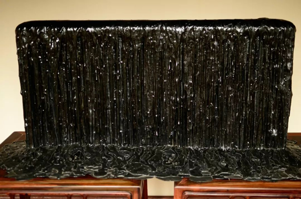 《引力场-黑森林》，聚氨酯，157x66x64cm，2015