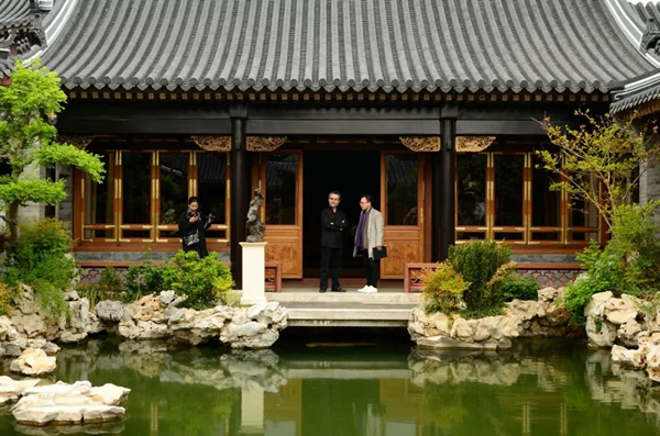艺术家隋建国与策展人夏可君在展览现场