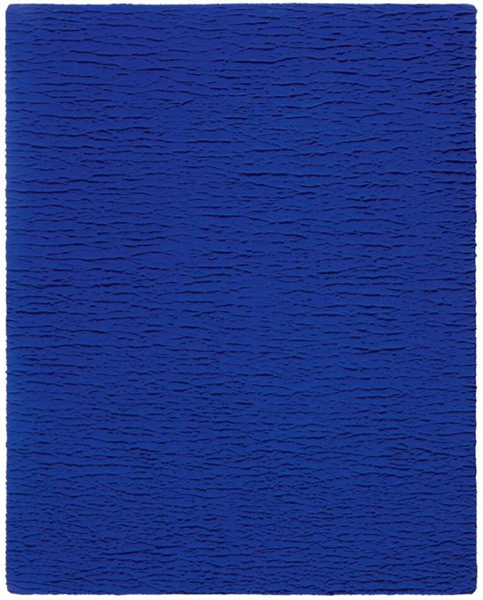 伊夫·克莱因，《无题单色蓝》（国际克莱因蓝67号），1959，色粉和人造树脂、纱布背裱面板，92 x 73 cm。图片© 伊夫·克莱因遗产；平面和造型艺术著作人协会，巴黎/ SACK，首尔，2019。