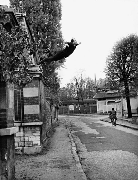 《跃入虚空》，1960，照片，29 x 22.5 cm。作品 © 伊夫·克莱因遗产；平面和造型艺术著作人协会，巴黎 / SACK，首尔，2019。图片 ©哈里·勋克、亚诺什·肯德 / 让·保罗·盖蒂信托。盖蒂研究中心，洛杉矶。