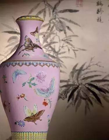 清乾隆御制粉红地粉彩轧道蝴蝶瓶
