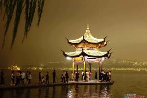 西湖夜景之集贤亭