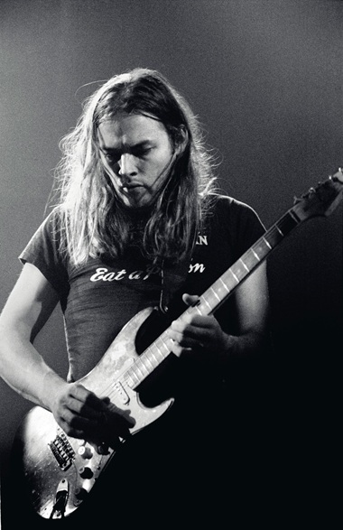 大卫·吉尔摩与Pink Floyd乐队于1973年5月19日在伦敦彩虹剧院进行演出，吉尔摩正在弹奏「The Black Strat」。摄影：Jill Furmanovsky