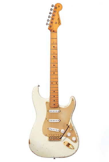 白色Fender Stratocaster吉他，序号 #0001，Fender电子乐器生产公司约1954年于美国加州富勒顿制造。「The #0001 Stratocaster」实心电吉他。估价：100,000-150,000美元。此拍品于2019年6月20日佳士得纽约「大卫·吉尔摩吉他珍藏」拍卖中呈献。