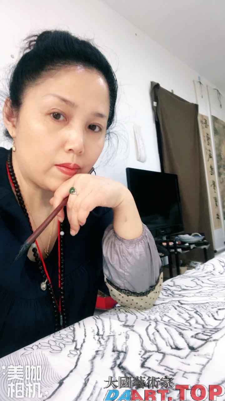董淑俪（董淑丽）：釋量利，字心開，号妙吉祥，著名佛教绘画艺术家。美术家协会会员，中国国画家协会会员。1999年开始佛教题材绘画，2007年师承夏公荆山大德于荆山画院临写各大博物馆佛菩萨造像