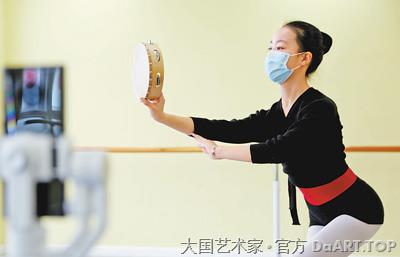 江苏省连云港市一家舞蹈中心的老师在录制教学视频