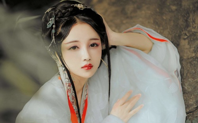 秦穆公是春秋时期秦国的国君，春秋五霸之一，一生功绩非常之大。他有一个小女儿，天生丽质